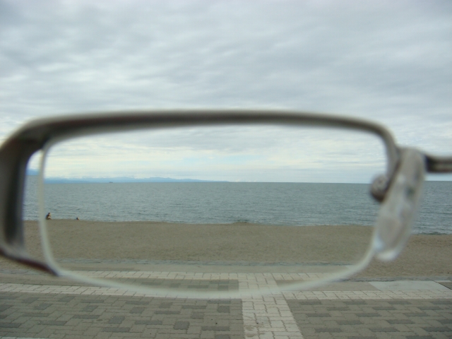 海、眼鏡、足跡