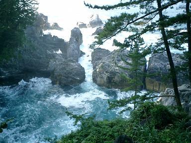 リアス式海岸。波が砕ける