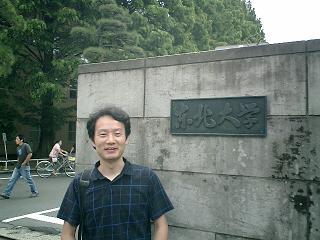 東北大学の北門前。竹井さん来仙。