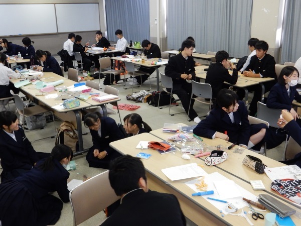 文科省のスーパー・プロフェッショナル・ハイスクール事業で、商業系の中心校「県岐商」に講義に来ています。触ってもらえる試作品の段階まで来ました。