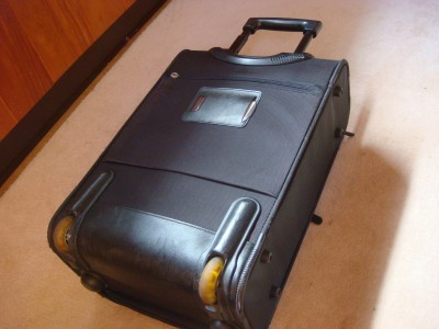 バッグの汚れた車輪をラベルで覆う