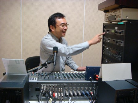 ラジオ局で、収録。ブレスター、非常に好調で大忙し。