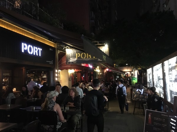 hongkong_オープンエアのレストランの並ぶ路地.jpg