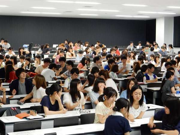 早稲田大学の夏季集中講義15コマは、アイデア出しの訓練の時間です。