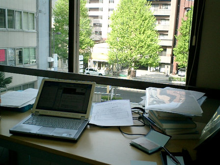 新しい仕事机から。