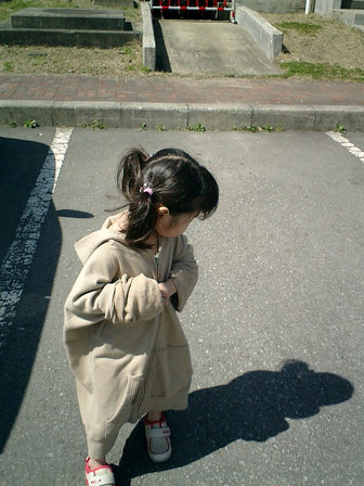 すまなそうにしつつも、影が気になる