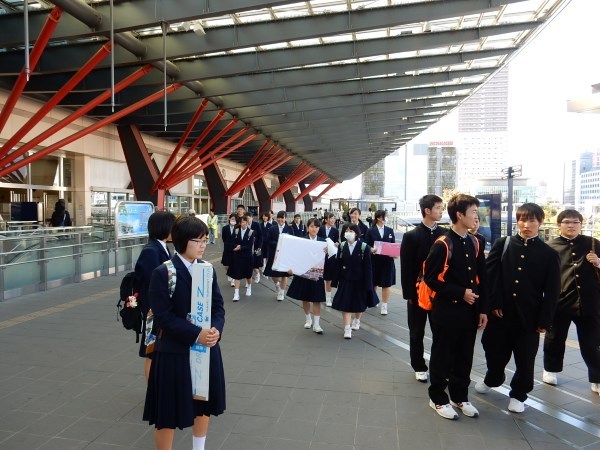 スーパー・ハイスクールの一環で、高校生たちが、試作品について街中でヒアリングをしました。