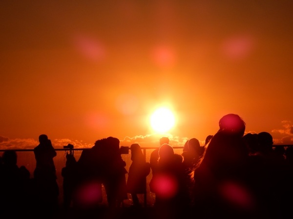 初日の出と、仙台の平野と海と（八木山駅の展望広場にて）