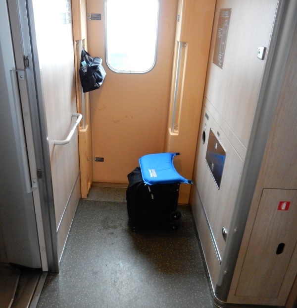 椅子になるキャリーバッグで、新幹線のデッキで過ごす